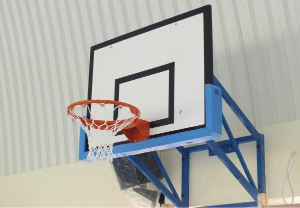 Upevňovací konstrukce basket. desek na zeď